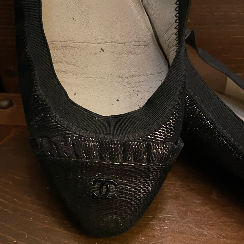 CHANEL Black Flats with Textured Detail - Picture 3 of 5
